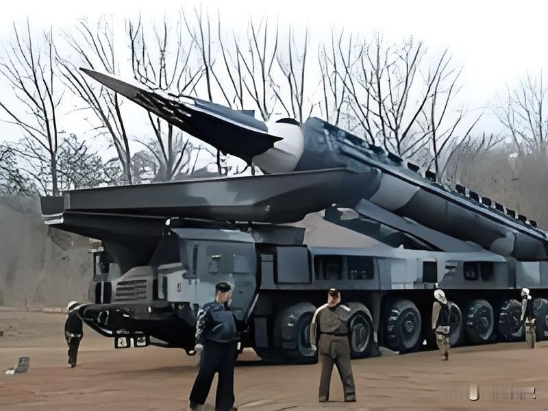 美国不敢打朝鲜，可不是因为心善。朝鲜和伊朗不同，朝鲜是真有核武器，还研发出能打到