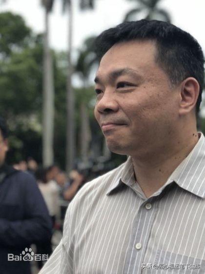 朱立伦的妻弟高思博，现年58岁，台湾大学法律系学士、美国乔治华盛顿大学法学博士。