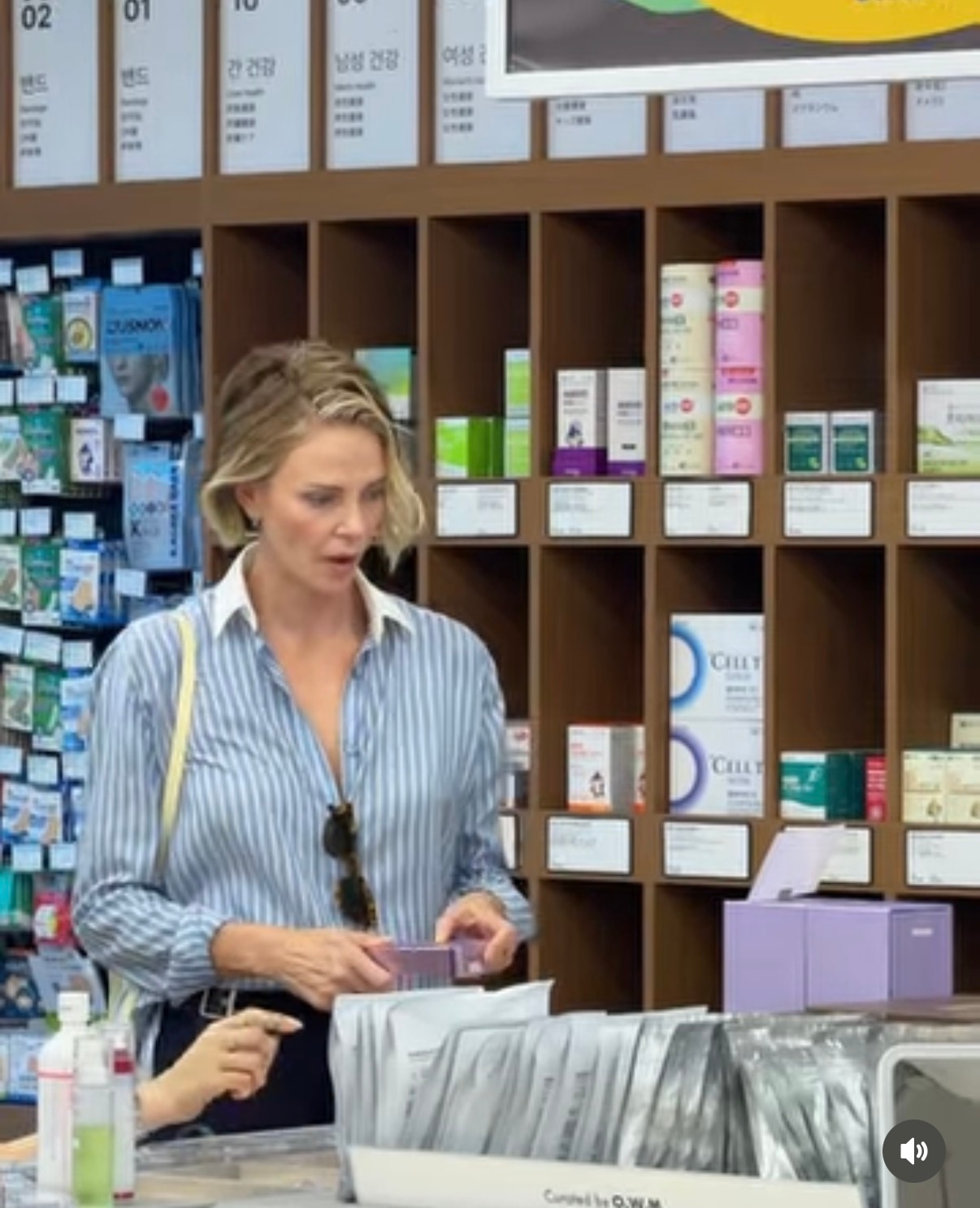 在梨泰院溜达的塞隆女士…….看起来是美妆店之类的 奥德赛