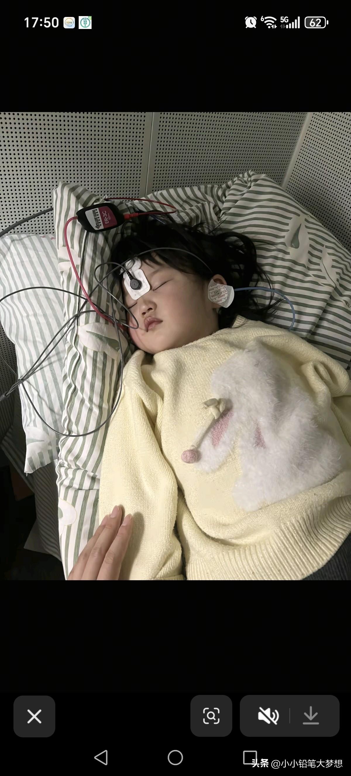 这么可爱的小孩，这位老师怎么下得去狠手，把孩子的中指给掰折，打到耳膜出血，安徽被