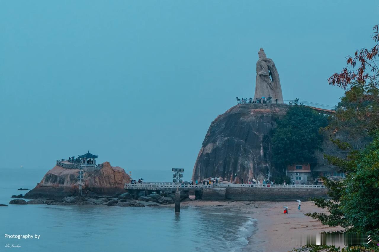 喜欢鼓浪屿，这里有风有海有美景。已经多次登上过鼓浪屿了，但每回到鼓浪屿总会有所收