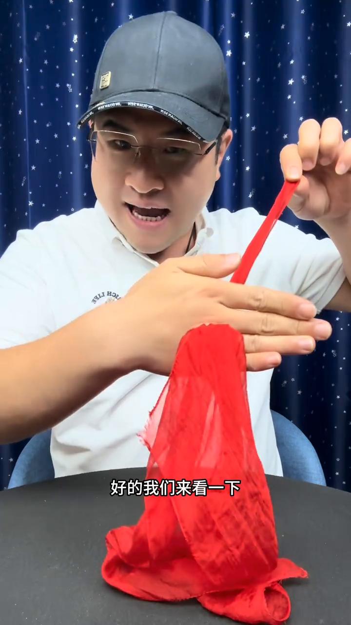 这招骗了我20年，今天终于破解了。
看一下，一条丝巾竟然神奇的穿越了我的手背，这