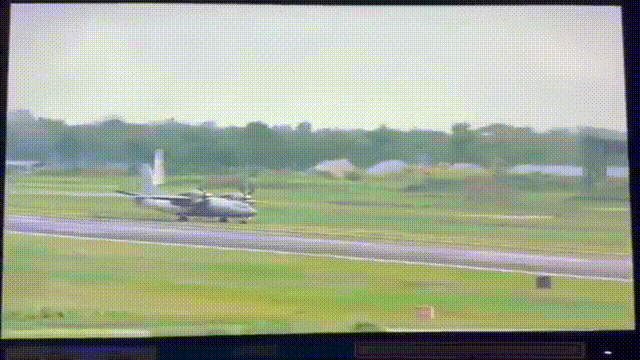 6月13日，在印度阿萨姆邦的乔尔哈特空军基地，一架空军安-32运输机在降落时向左