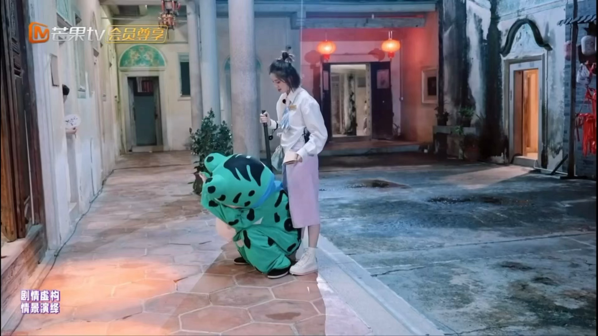 唐艺昕抓牛蛙自带配音唐艺昕人形电击棍谁能拒绝抓牛蛙时自带BGM的唐艺昕啊[污]一