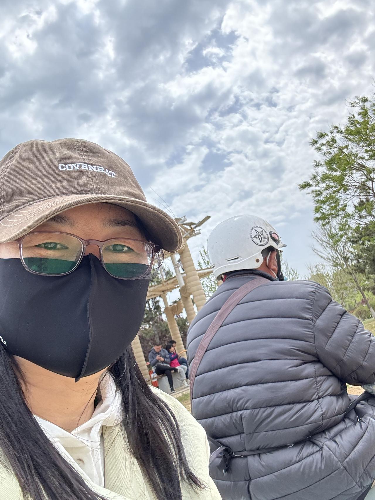 五月五日，立夏，蓬莱的海边风很大，有点冷，我们都穿了秋裤出门，边上的大爷穿着棉衣