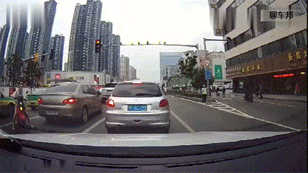 俗话说：两人不看井，车前别站人。看看视频中的老兄，就是非常深刻的教训。