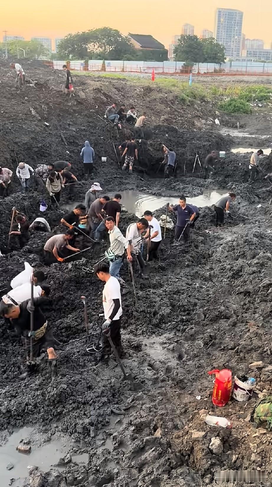 苏州江湾村一处河道内发现宝物了？几十上百人挖了一两天，其实啥也没有。当地已经发出