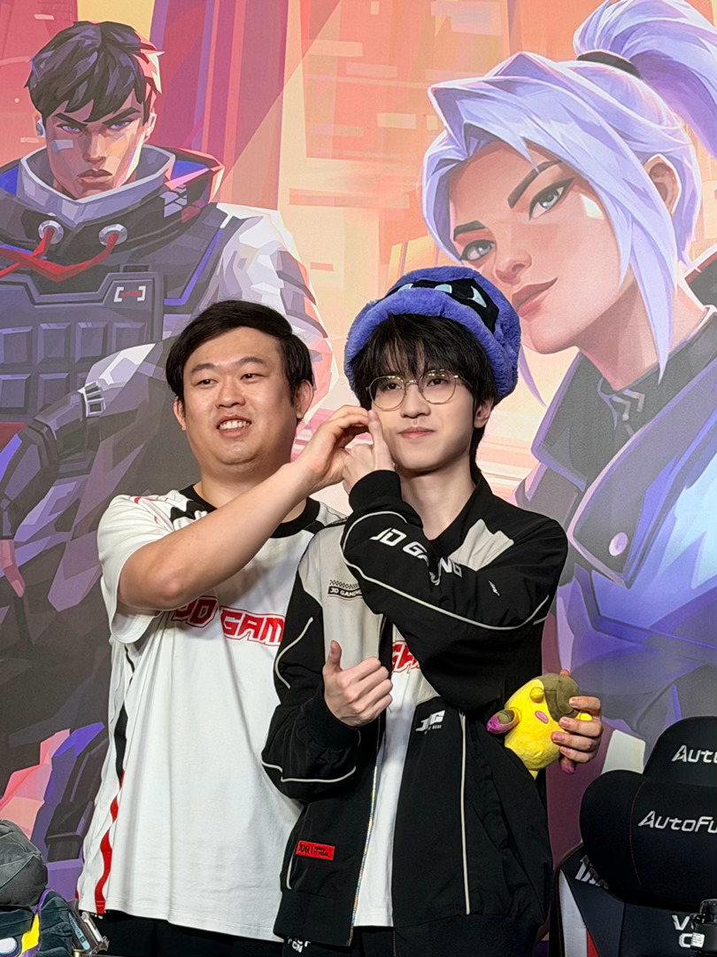 JDG无畏契约 和教练的赛后群访合照来啦JDG战胜TYLJDG季后赛对阵TYL2