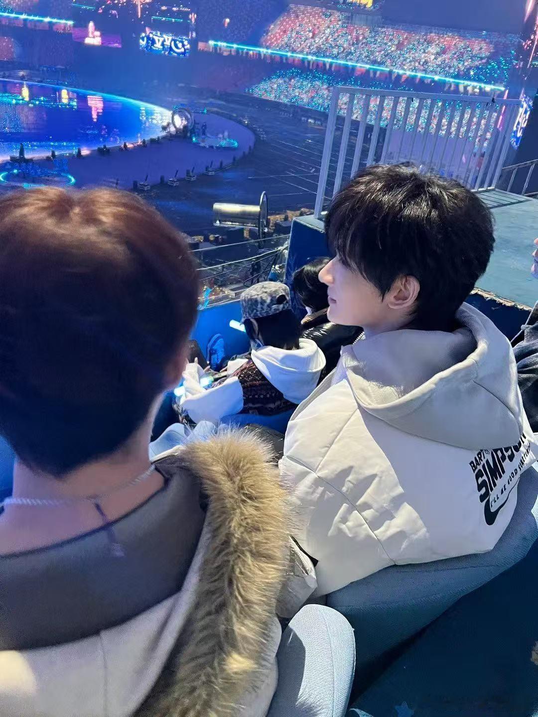 在张杰演唱会偶遇余宇涵 现场撞见余宇涵来看演唱会，安安静静听歌跟着晃荧光棒，没想