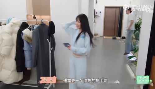 苏苏一个护手霜把汤汤变成翘嘴恋爱兄妹里，苏苏精心准备护手霜送给汤汤，汤汤开心模样