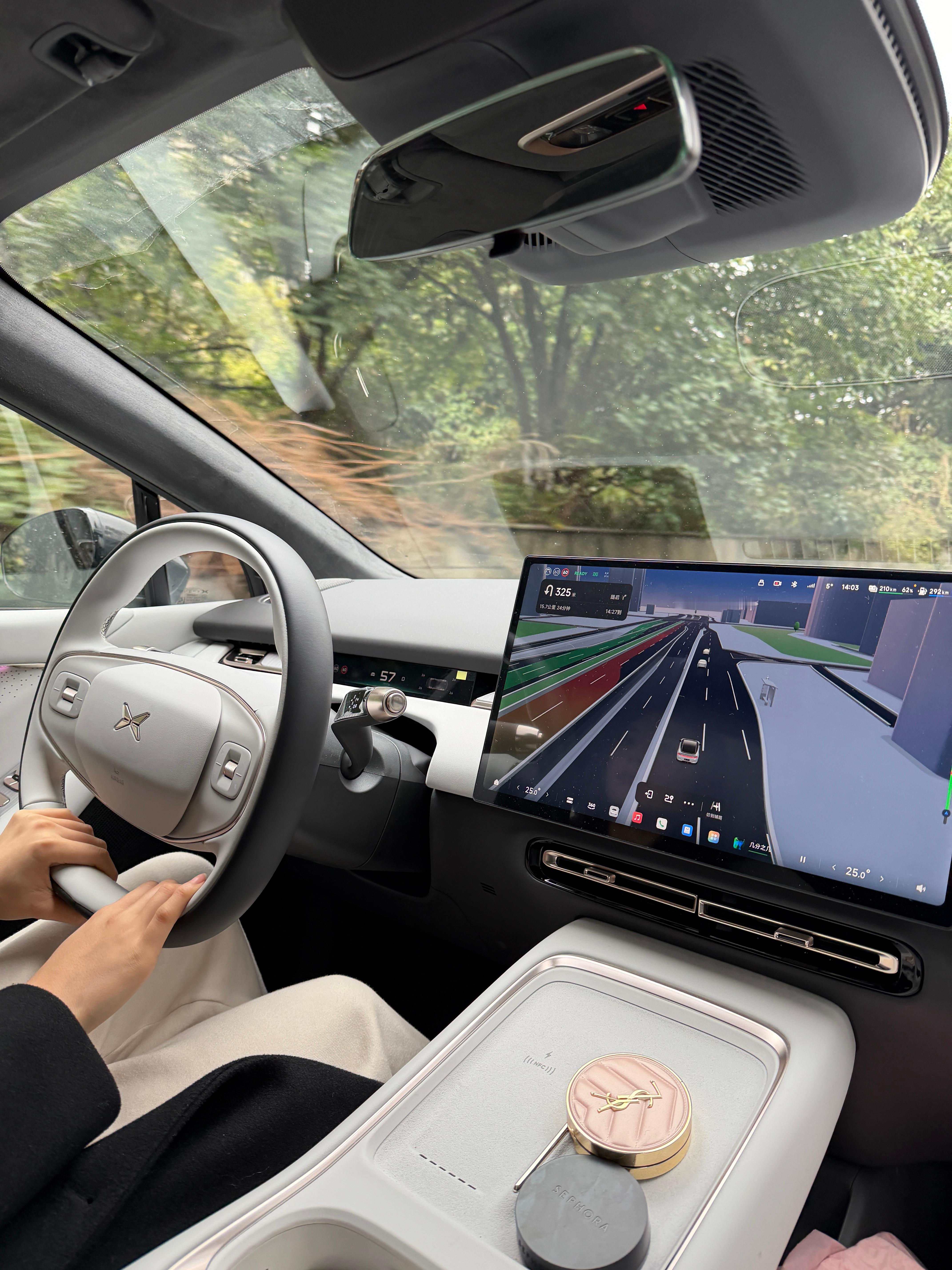 坐上！坐上的副驾！只能说美女所见略同～买小鹏的都是很有品味的