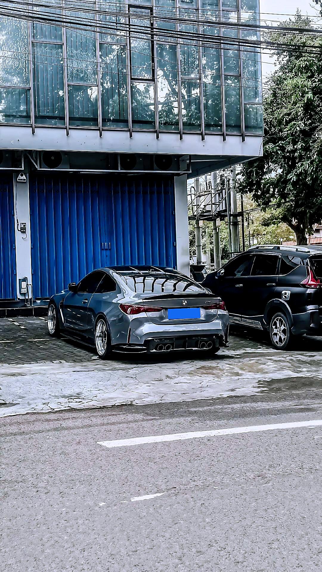 宝马M4这种车改套件，高级的玩法不是越装越满，而是点到为止。碳纤维一上，运动感和