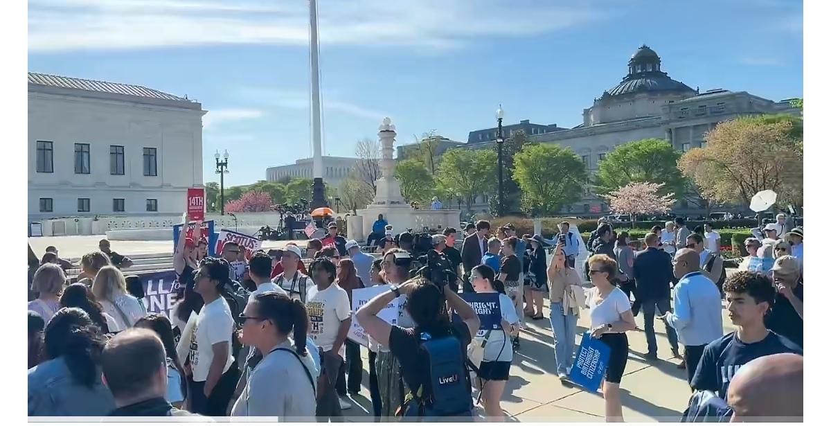 特朗普出席美国联邦最高法院就出生公民权问题举行的辩论，成为美国历史上首位亲自出席