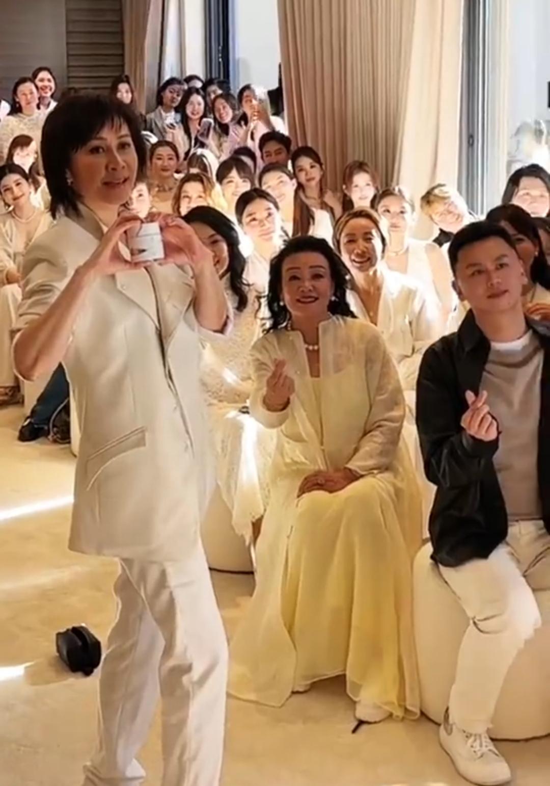 刚刚过完68岁生日的张兰又杀疯了！她受邀出席刘嘉玲的SK-II活动，一位是北京商