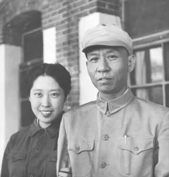 把青春安在窑洞
让理想汇入延河
不惧清贫万般苦
只因信仰在心窝