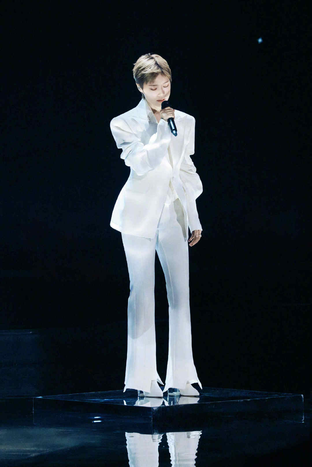 谁懂李宇春用手拨那一下李宇春舞台表演细腻又有力量，拨弦藏乡愁、抚光寄期许，精妙舞