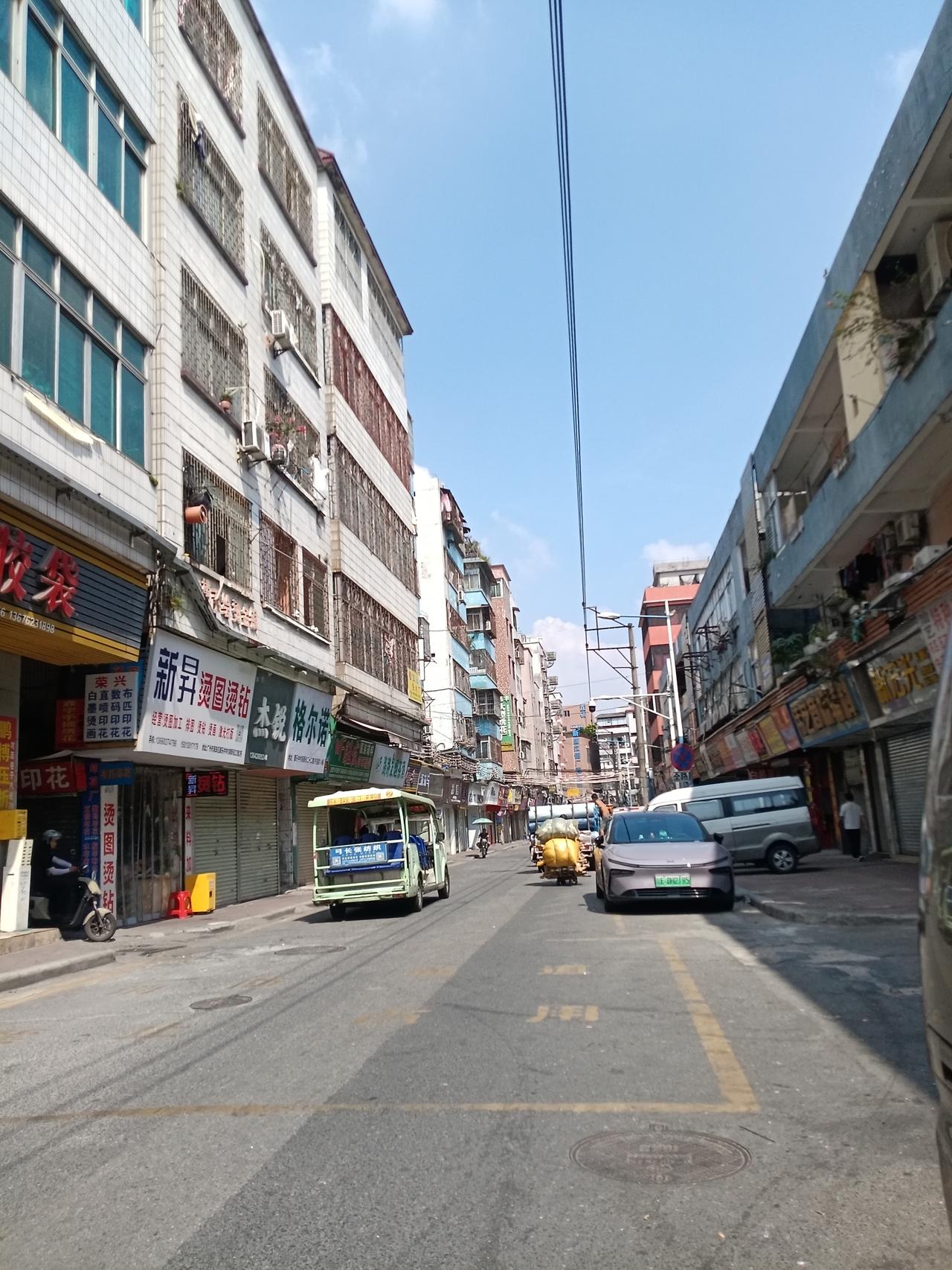 广州海珠区康乐村良友网吧路段，今天国庆节了，街道上大部分店铺工厂都放假了。


