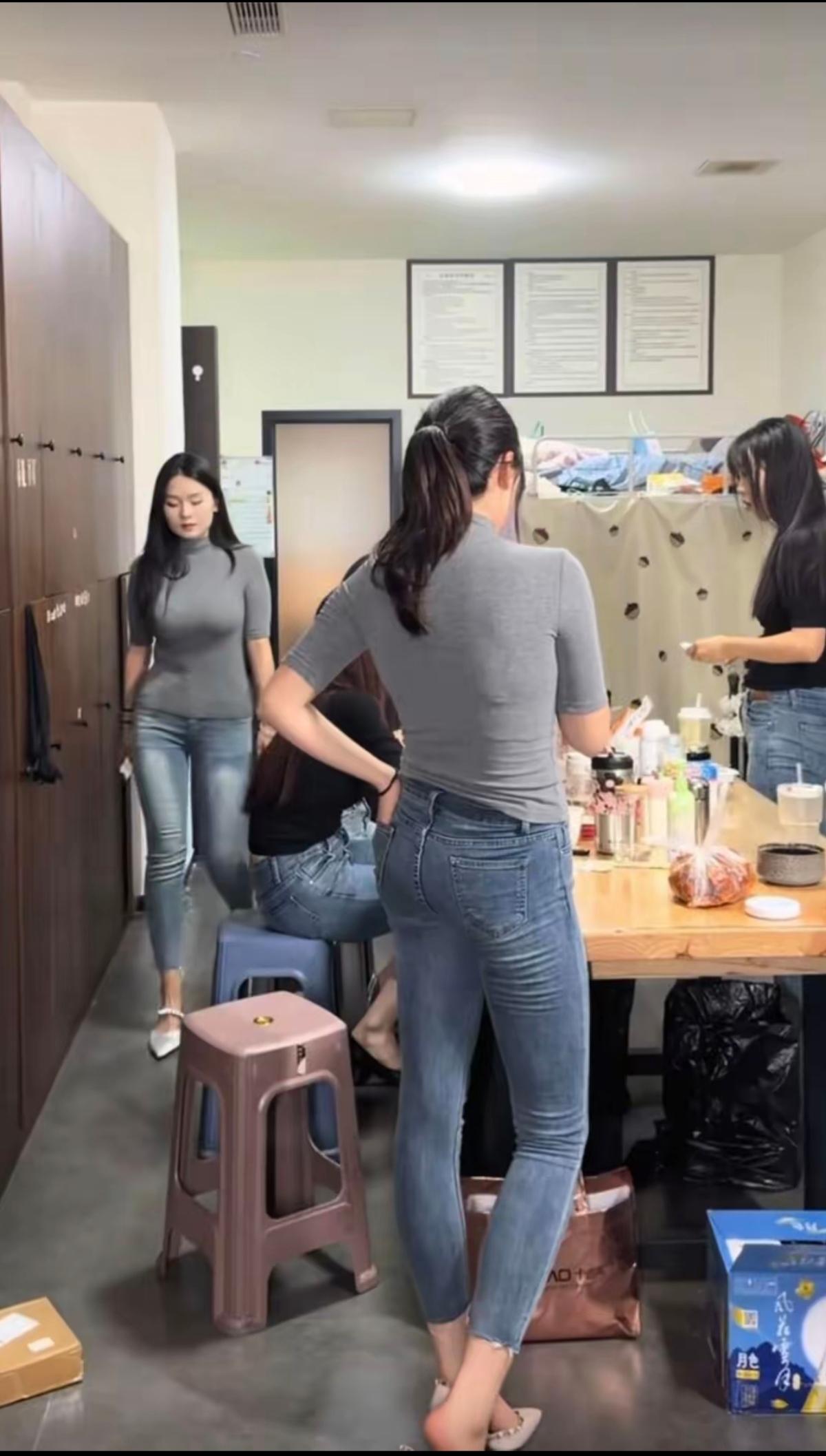 说实话，我还比较喜欢看女生穿紧身牛仔裤，但现在都流行穿宽松版型，流行趋势嘛