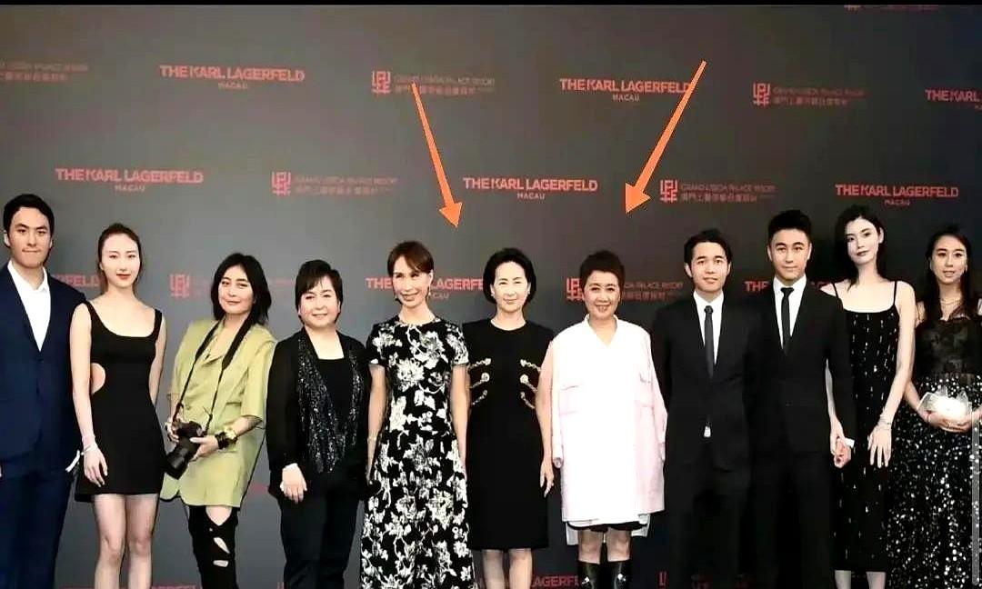 何超琼这一伸手，豪门宫斗的剧本都不知道该怎么写了。

上葡京那个晚宴合影，四太站