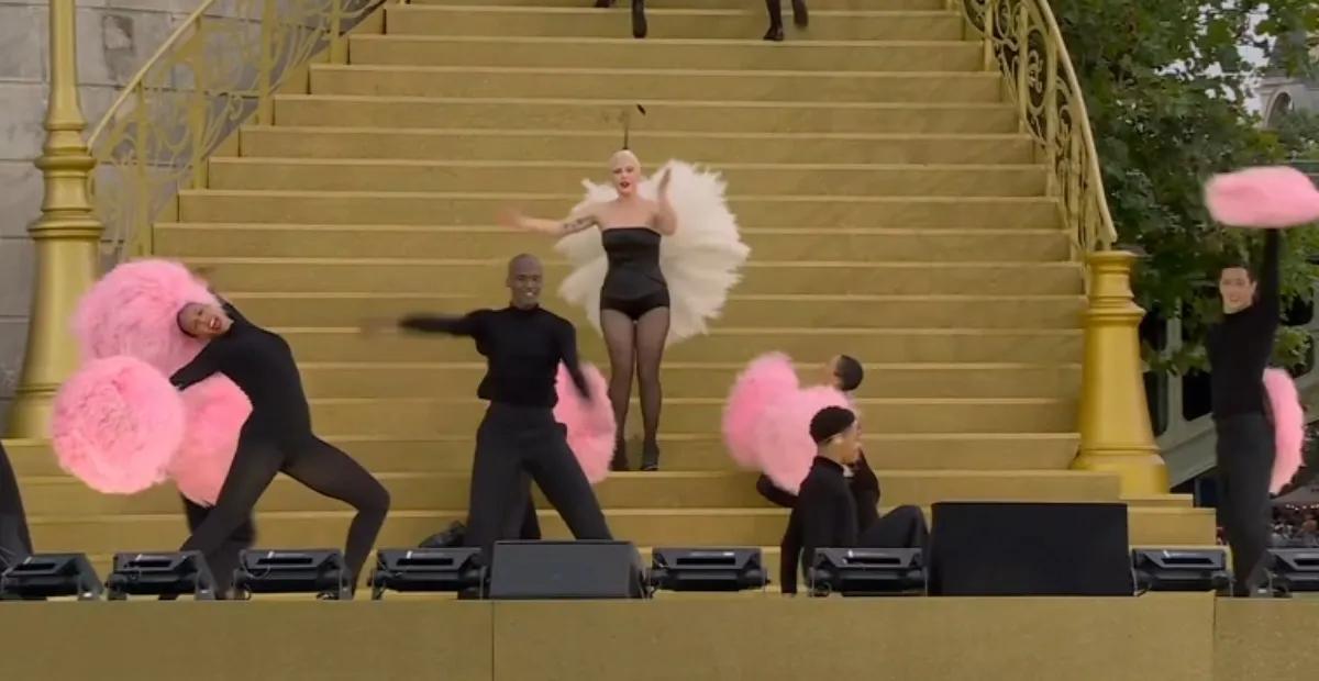 天后歌手Lady Gaga现身巴黎奥运会开幕式，这个造型真是绝了

北京时间7月