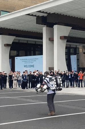 杭州云栖小镇的街头上演了一幕科幻片——一个“钢铁侠”原地起飞，悬停在半空中。
