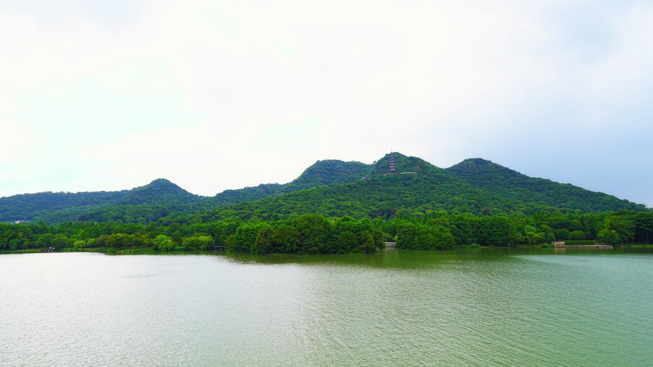 湘湖水映四亭桥，古寺莲华入画来

西湖喧嚣，湘湖静谧；西湖婉约，湘湖雄浑；西湖是