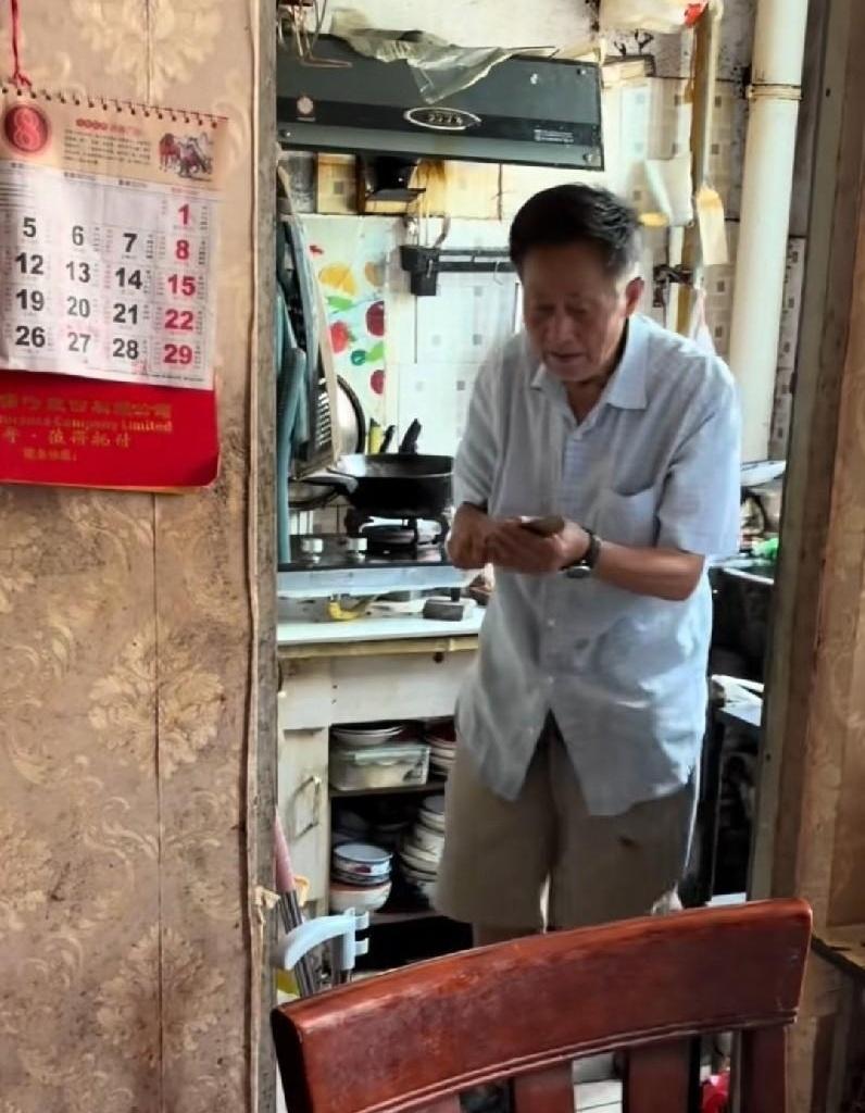 住着十几平米的“老破小”，却坚称自己是上海中产，这建工爷叔的底气到底是谁给的？