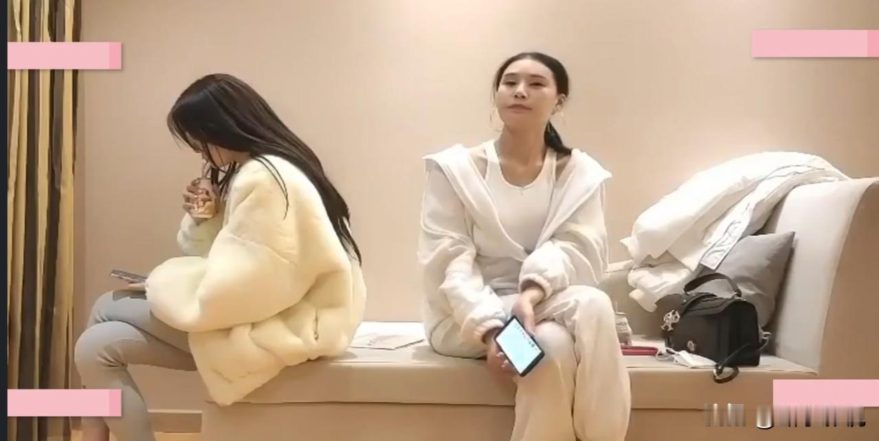 美女相亲候场局实录：有人沉浸式补妆，有人摸鱼刷手机，主打一个“表面淡定，内心慌慌