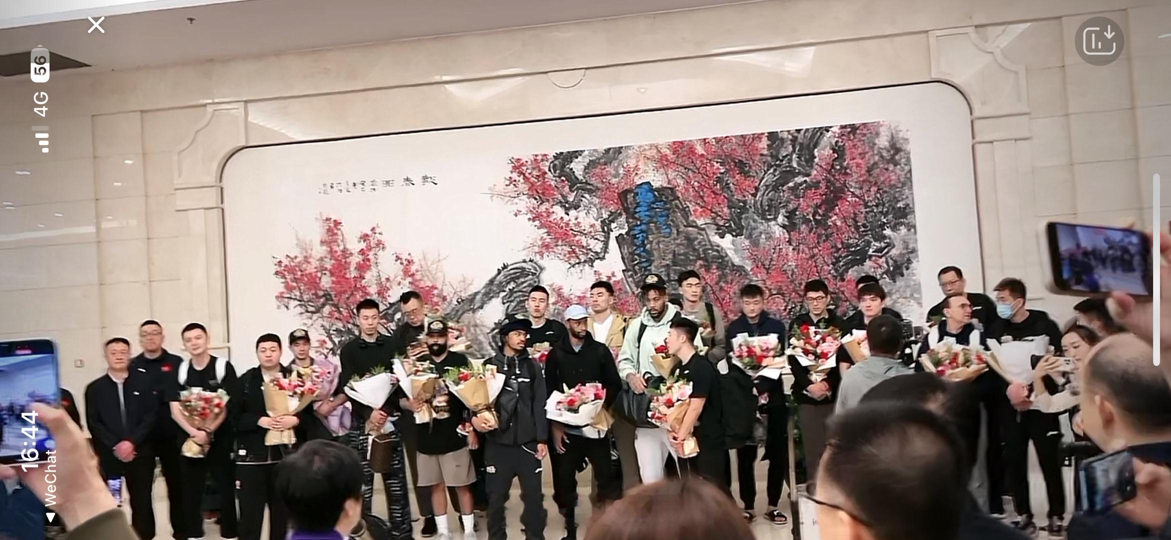 领导班子到机场迎接辽篮将士们并发表讲话辽篮的三连冠，擦亮了辽宁体育的这一张金字名