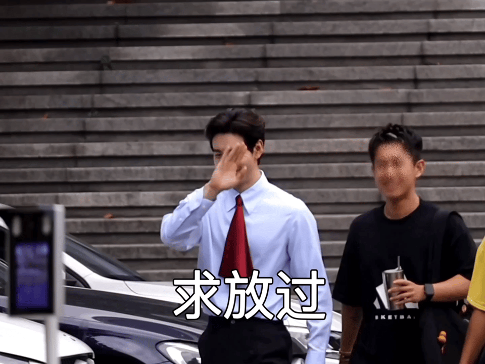 笑亖，我在办公室一边判卷子一边等着星旭翻牌～翻牌没等到等到了媳妇儿的电话，第一句