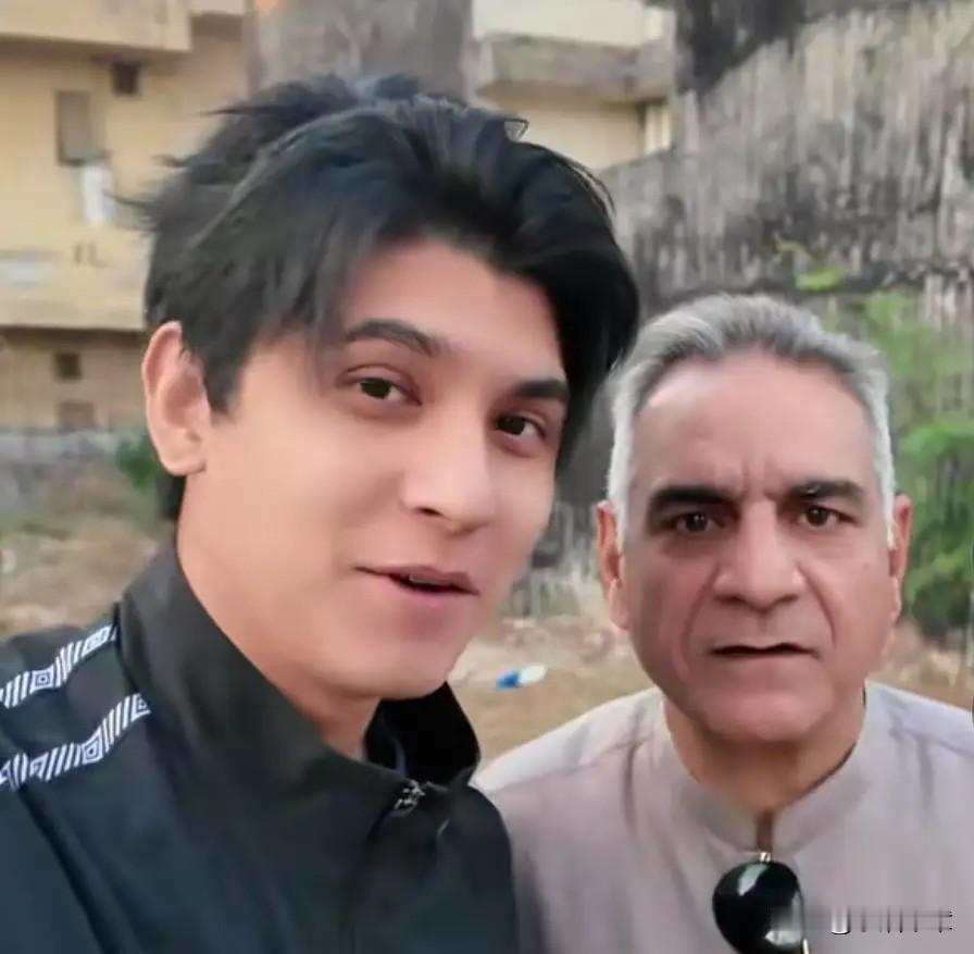 麦子开始直播了，他问他爸，在巴基斯坦咋样啊，是不是天天吃烤肉，麦爸笑笑，说哪有那