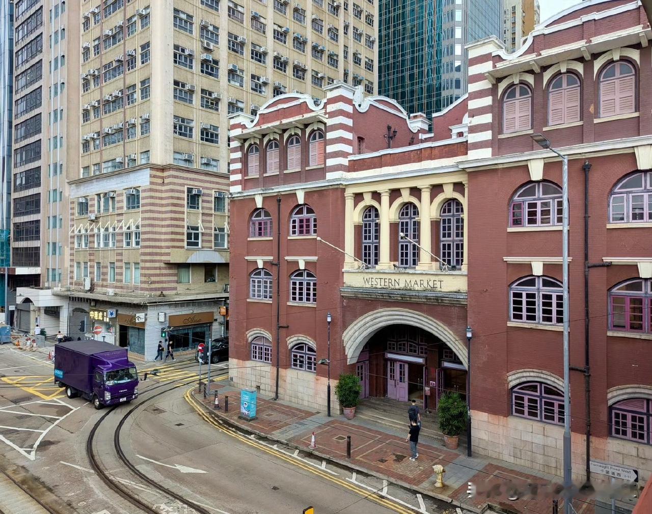 曾几何时，香港四大工业里有占世界一席之地的纺织及制衣业。

在七八十年代，香港制