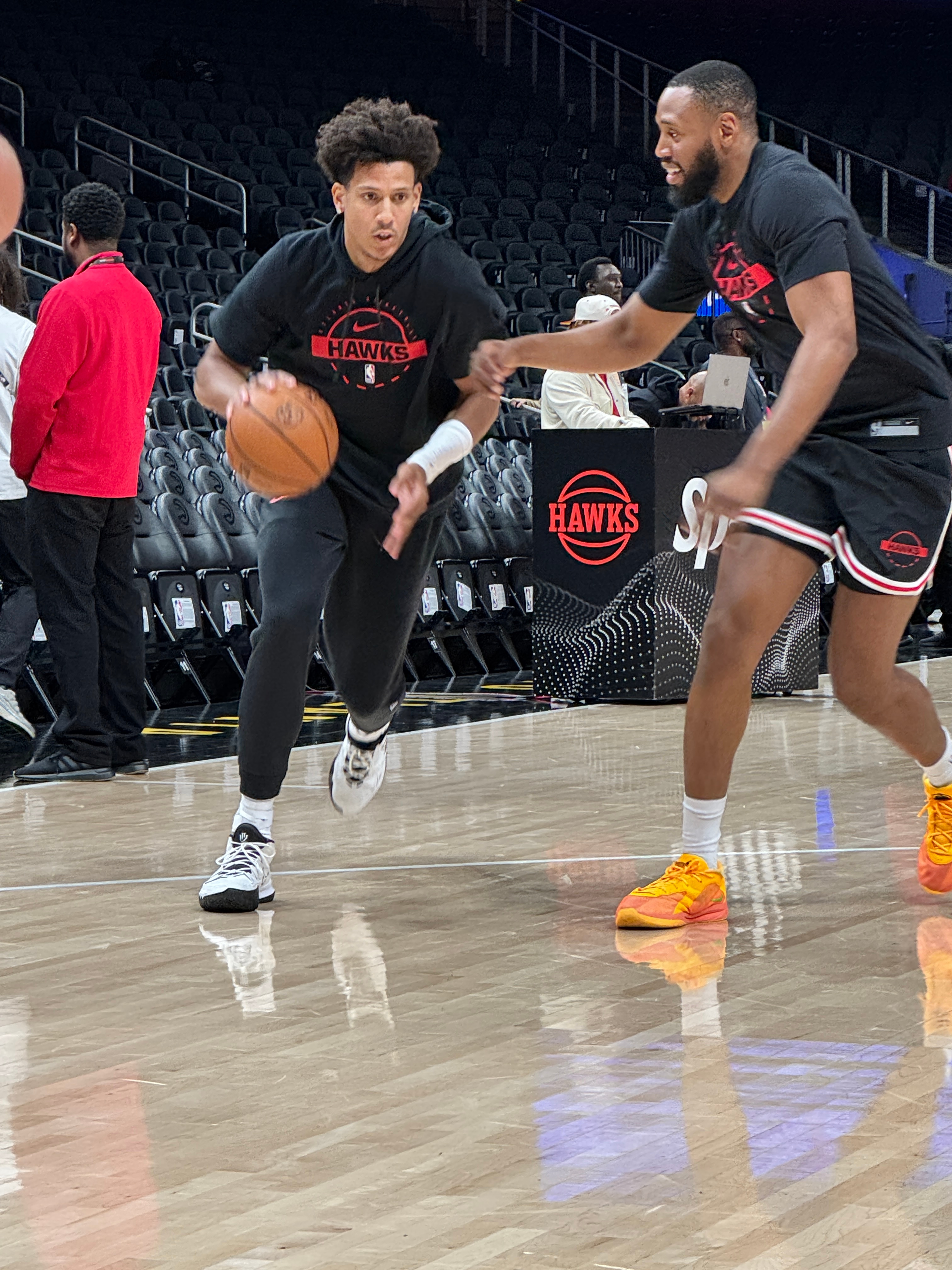 前方报道半场时间补一下赛前JJ热身的照片 // 