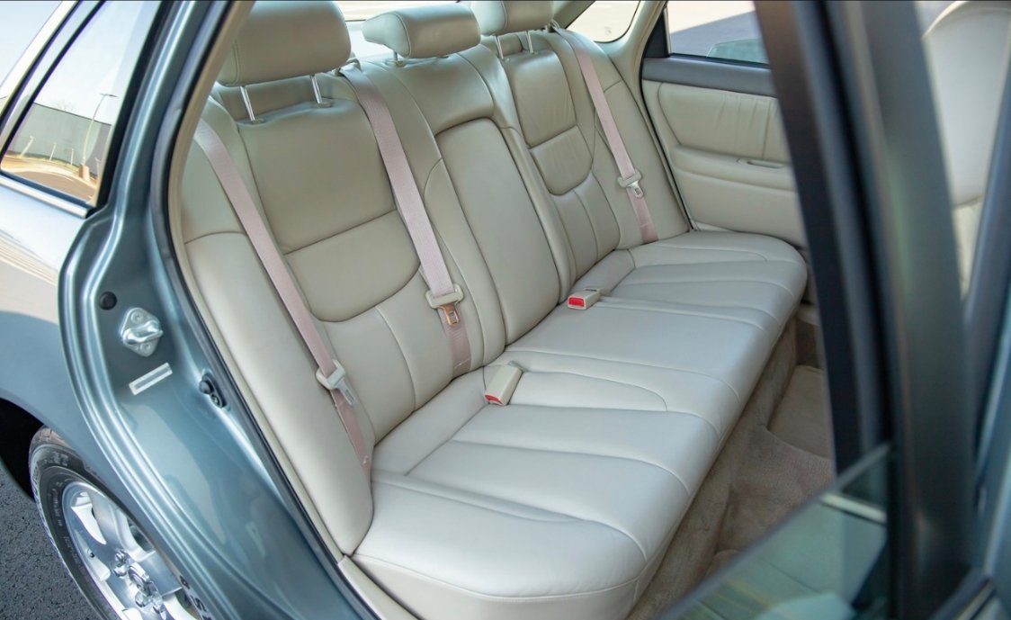 2000款丰田亚洲龙，搭载3.0L V6发动机。 