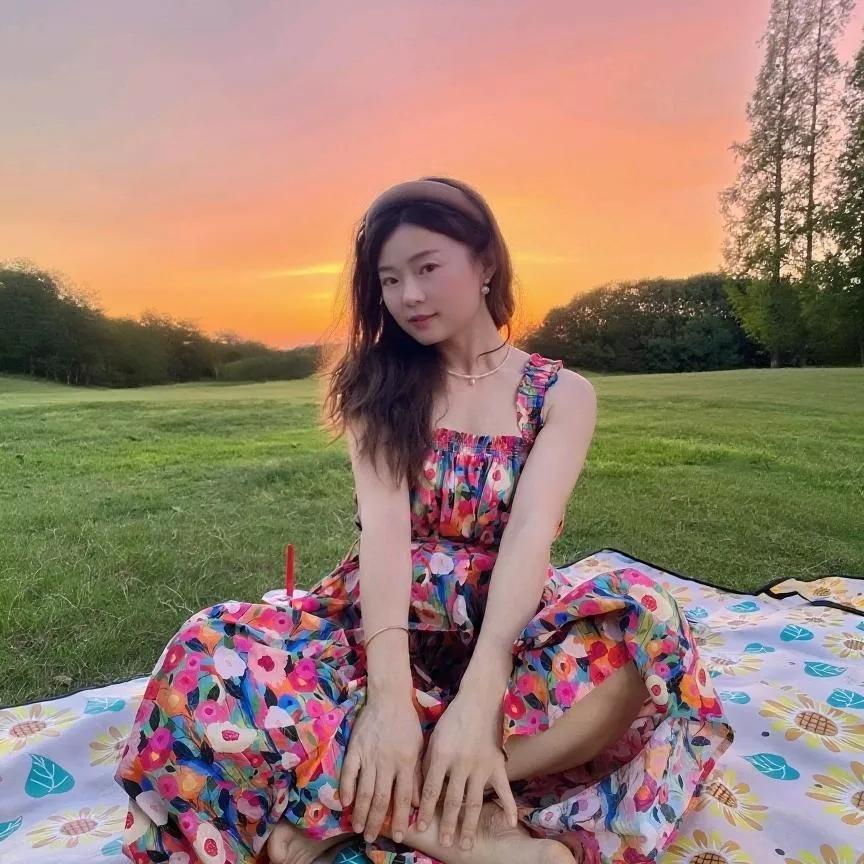 在夕阳下的公园里，享受静谧时光✨秋日公园美景 公园散步时光 公园晨间漫步 散步公