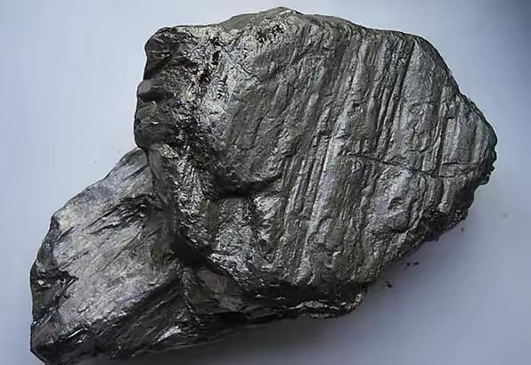 整整1200多吨造导弹，芯片，无人机的命脉物资，就这么被自己人当成废土卖给了美国