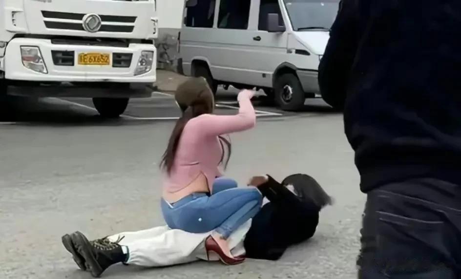 浙江女子当街抓小三，被打后从裤子里扯出头发塞到小三嘴里。看现场的路人都惊呆了，表