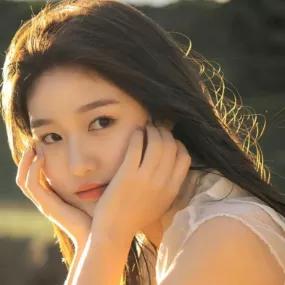 阳光洒在她的脸上，仿佛时间都静止了。阳光少女照 自然笑容 久违阳光照进来 阳光优