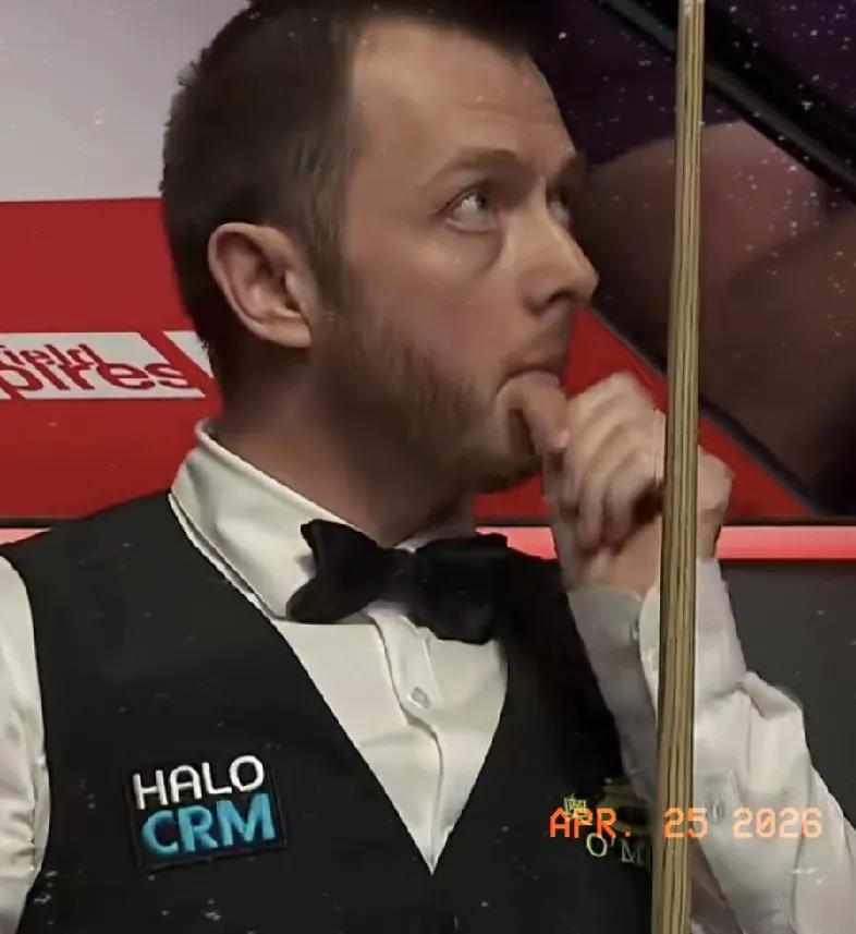 第19局，艾伦61-26领先35分，台面剩一颗红球35分。延分局势双方一番防守大