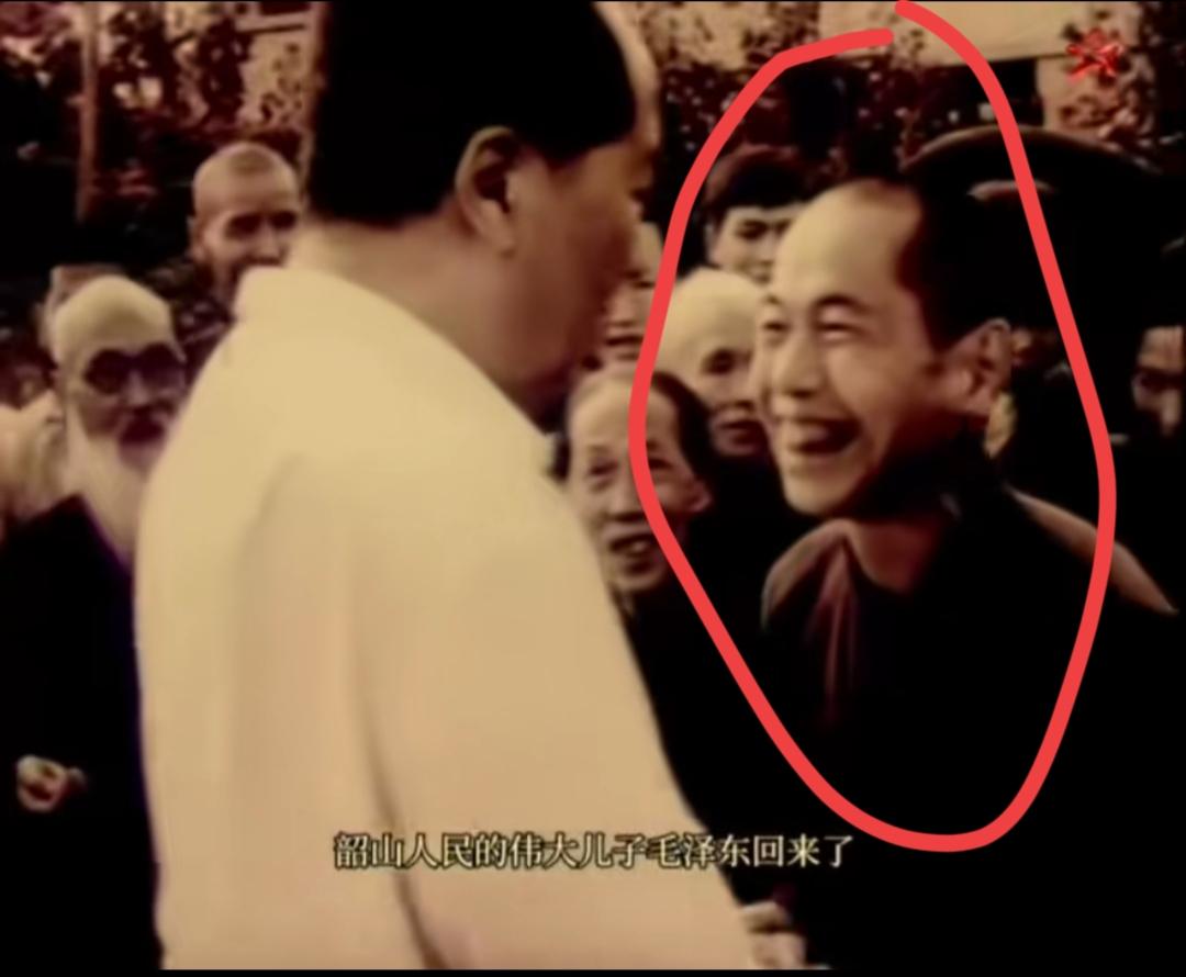 这是毛主席回到韶山的一张影片，非常珍贵，当地群众热烈欢迎！这位是谁和主席握手🤝