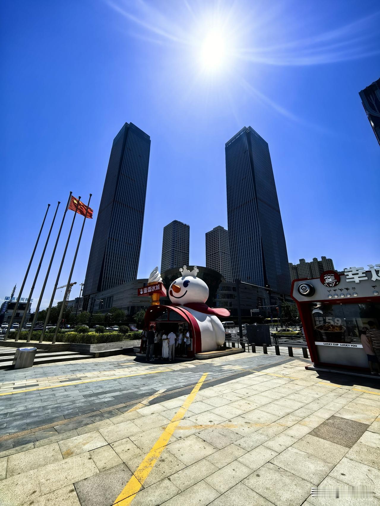 六月日正午，大暑若沸镬。今天乌鲁木齐高温三十九度，我中午来到经济技术开发区万达广
