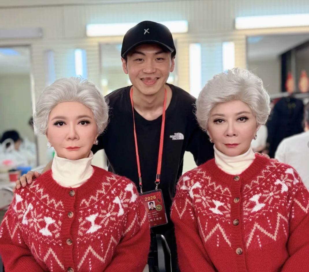 蔡明的仿生机器人，大家能看出来吗

我觉得不知道为什么，一眼就能看出哪个是假的，