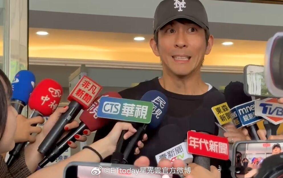 贾静雯
一个不行
两个还这样，我真的就想不通了，贾静雯要什么有什么，钱自己赚，孩