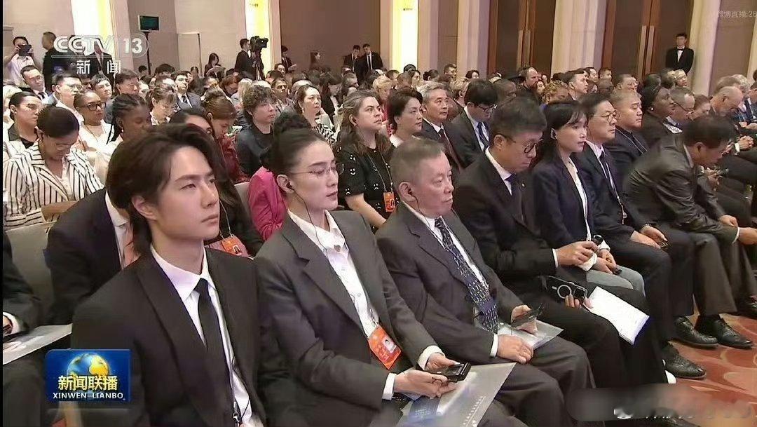 妈妈，我在新闻联播上看到王一博和宋佳了[衰][衰][衰]宋佳王一博 体制内姐弟 