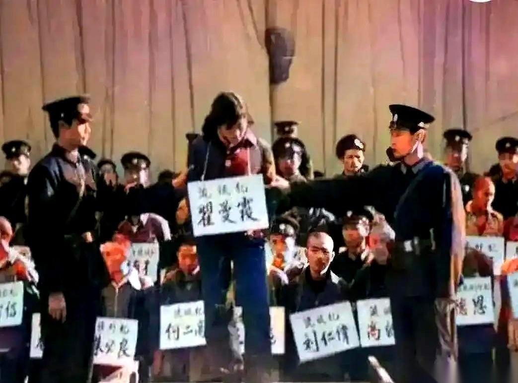 1983年，25岁的翟曼霞被押到靶场。
她的罪名，不是杀人，不是放火。是“女流氓