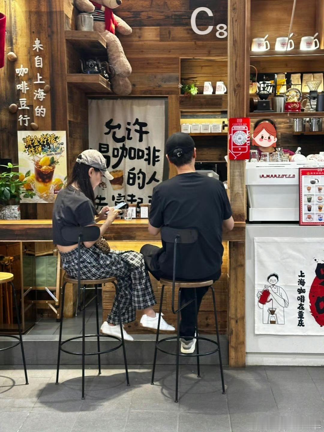咖啡店偶遇任重孙骁骁偶遇任重孙骁骁喝咖啡 咖啡店偶遇任重孙骁骁 