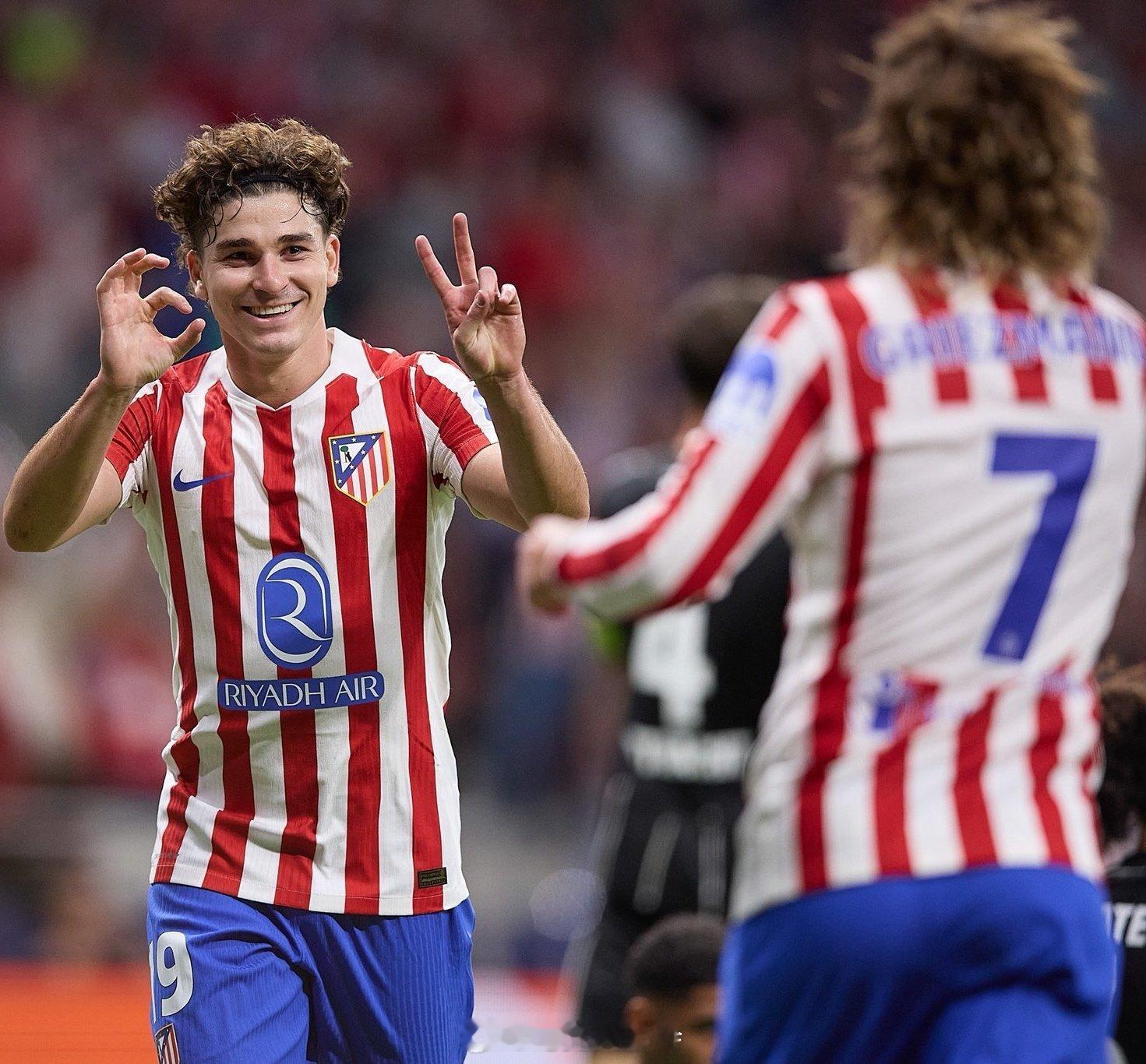 阿尔瓦雷斯本场1球2助攻，本赛季10场比赛总共7球3助攻。而最近三场比赛6球2助