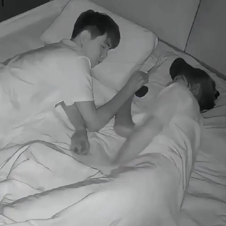 3月11日，天津一对小夫妻带着宝宝入睡。为了万无一失，他们特意把娃夹在两人中间。