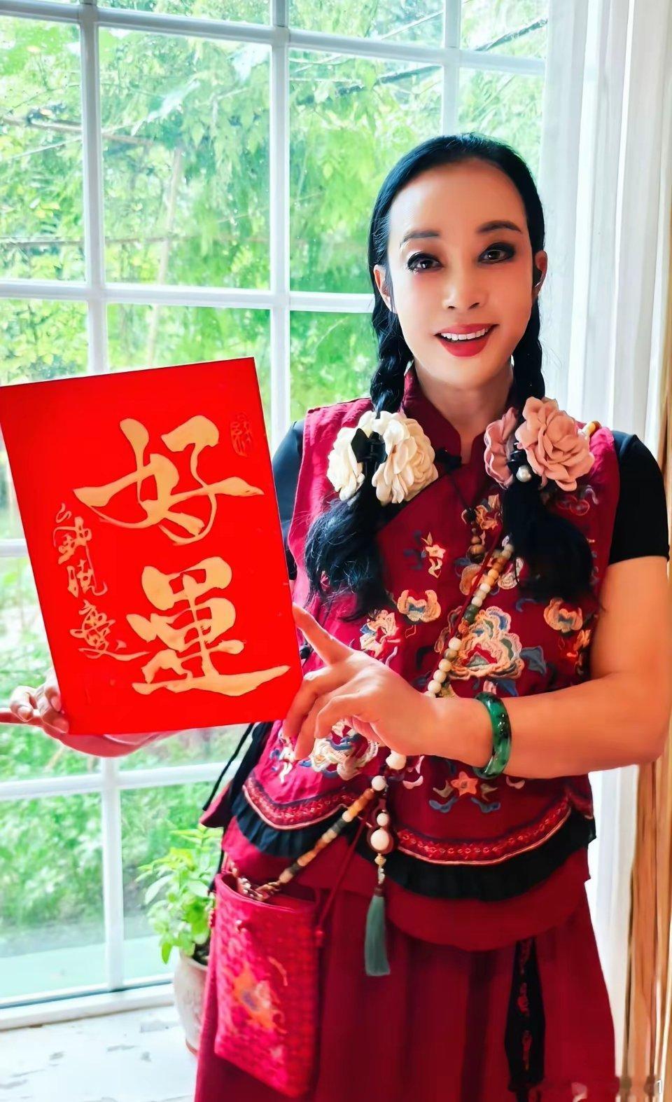6月19日，刘晓庆端午节晒照，这造型又被网友吐槽了。图片中的刘晓庆，扎着两个大麻