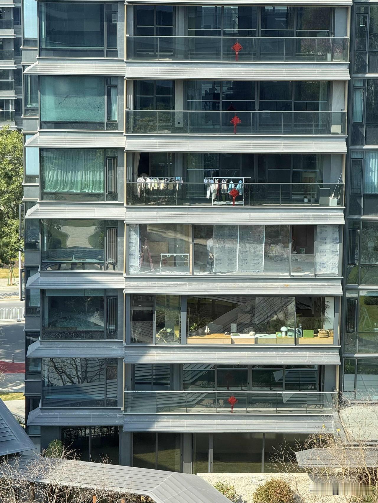 颜值，悔于封窗！

确实啊，不管多么高大上的豪宅，外立面多么漂亮，一旦业主开始封